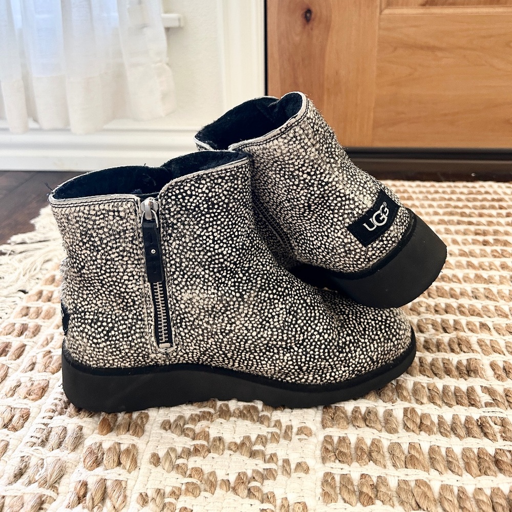Ugg Spotted Zip Up Boots - Black Sherpa Lined